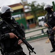 Poliser utanför fängelset i Manaus där det tidigare upproret ägde rum.