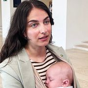 Klimat- och miljöminister Romina Pourmokhtari - med son - på väg in till ett EU-möte i Luxemburg.