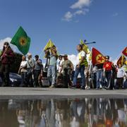 Demonstranter medverkar i en protest arrangerad av Kurdiska Demokratiska Samhällscentret i Stockholm, juli 2022. 