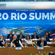 Längst fram från vänster USA:s president Joe Biden, Indiens premiärminister Narendra Modi, Brasiliens president Lula da Silva, Sydafrikas president Cyril Ramaphosa på G20-mötet i Rio de Janeiro, Brasilien, den 18 november 2024. 