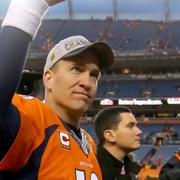 Peyton Manning vinkar till publiken