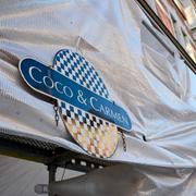 Exteriör på restaurangen Coco & Carmen, vars fasad håller på att renoveras.
