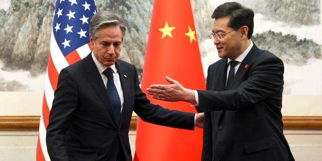 USA:s utrikesminister Antony Blinken träffar Kinas dåvarande utrikesminister Qin Gang i Peking tidigare i somras.   Leah Millis / AP