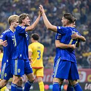 De svenska spelarna jublar efter Viktor Gyökeres mål mot Rumänien.