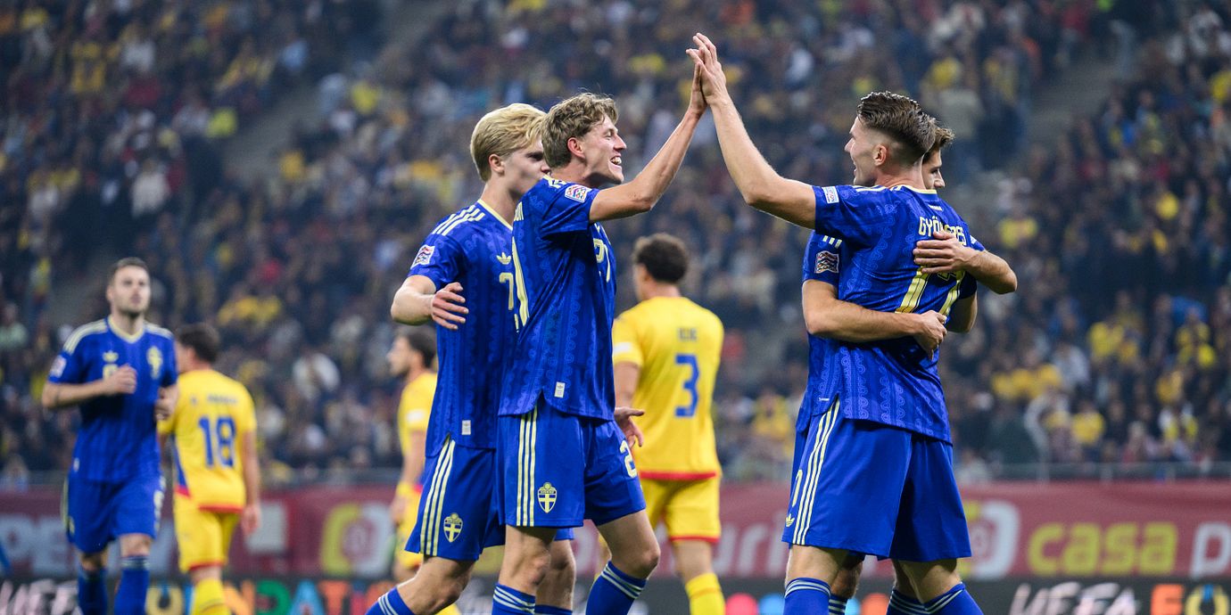 De svenska spelarna jublar efter Viktor Gyökeres mål mot Rumänien.