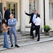 Kulturminister Parisa Liljestrand (M), socialminister Jakob Forssmed (KD), justitieminister Gunnar Strömmer (M), bistånds- och utrikeshandelsminister Benjamin Dousa (M) poserar för en gruppbild på Harpsund.