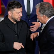 Ukrainas president Volodymyr Zelenskyj och USA:s sändebud Steve Witkoff under mötet i Berlin.