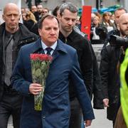 Stefan Löfven anländer med blommor till Åhléns i centrala Stockholm på lördagen. 