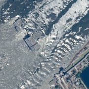 Illustrationsbild. En satellitbild från Planet Labs visar den skadade Kachovka-dammen i Ukraina sommaren 2023.