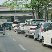 Kö till en bensinstation i Myanmar på tisdagen.