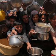 Palestinier försöker få tag på donerad mat i Jabalia, Gaza. 19 maj 2025. 