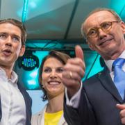 Kurz (t v) på partiets valvaka i går. 