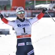  Norges Marit Björgen jublar till segern i damernas jaktstart 10 km i världscupen i Falun.