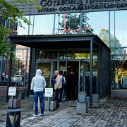 Göteborgs tingsrätt där rättegången inleds mot lots och kapten på det norska fartyget som rammade en fritidsbåt utanför Tjörn i somras. En kvinna och hennes dotter omkom i olyckan.
