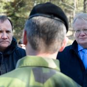 Stefan Löfven och försvarsminister Peter Hultqvist på Gotland.