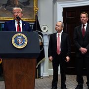 USA:s president Donald Trump talar medan Softbanks vd Masayoshi Son, Oracles styrelseordförande och teknikchef Larry Ellison och Open AI:s vd Sam Altman lyssnar i Roosevelt Room i Vita huset i Washington den 21 januari 2025.