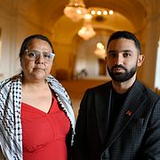Lorena Delgado Varas och Daniel Riazat är båda politiska vildar i riksdagen efter att ha uteslutits ur Vänsterpartiet för knappt ett  år sedan.