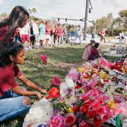 En ceremoni på årsdagen för skolskjutningen vid Stoneman Douglas High School i Florida där 17 personer dog. 