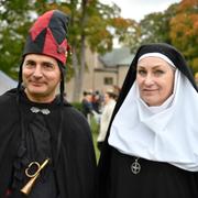 Tore Skytén, präst, och Pia Palmin, diakon i Brännkyrka församling under Medeltidsdagen som anordnas vid Brännkyrka kyrka i södra Stockholm samtidigt som kyrkovalet. 