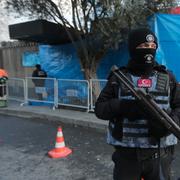 Turkisk polis utanför nattklubben Reina.