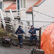 Polisen undersöker en fastighet i Bergen.