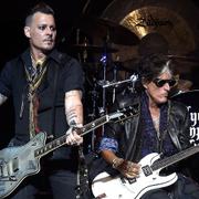 Johnny Depp och Alice Cooper slutförde spelningen efter att Joe Perry blivit sjuk.