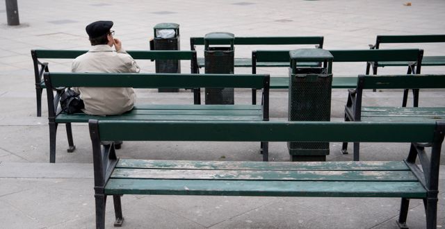 Illustrationsbild. En man sitter ensam på en bänk på Medborgarplatsen. Jessica Gow/TT / TT NYHETSBYRÅN