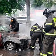 Brandmän i arbete efter en ukrainsk drönarattack mot Moskva tidigare i juni. Bilden har släppts av regionen Moskvas ryske borgmästare.
