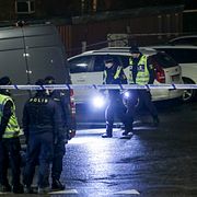 Polis på plats i Biskopsgården där två män på söndagskvällen sköts. 