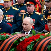 Vladimir Putin och Belarus president Lukasjenko lägger ner en krans vid den okände soldatens grav.