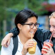 Tonåringar i Oslo som dricker smoothie. 