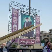 En robot visas upp framför ett porträtt av den tidigare ayatollan Ali Khamenei.