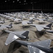 Iranska drönare visas upp i ett lager i ajnuari 2025.