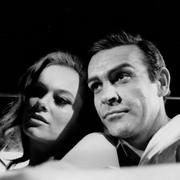 Luciana Paoluzzi och Sean Connery under inspelning av Bondfilm (1965)