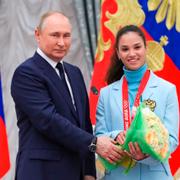 Rysslands president Vladimir Putin tillsammans med OS-medaljören och skidåkerskan Veronika Stepanova.