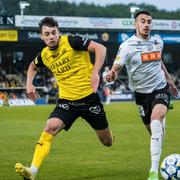  Mjällbys Colin Rösler och Häckens Srdjan Hrstic under fotbollsmatchen i Allsvenskan mellan Mjällby och Häcken.
