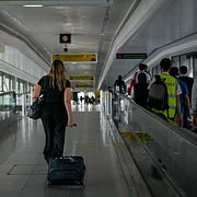 Resenärer på flygplatsen i Dubai.