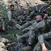 Ukrainska soldater vilar efter övning.