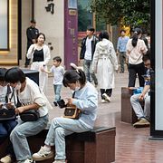 Reklamkampanj från när Huawei släppte sin tidigare tredelade vikbara telefon Huawei Mate XT Ultimate, Shanghai 2024.