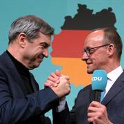 Friedrich Merz, höger, ledare för CDU och Markus Soeder ledare för CSU skakar hand vid CDU:s partihögkvarter i Berlin, Tyskland.