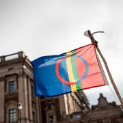 Samernas flagga utanför riksdagen i Stockholm.