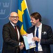 Vikarierande miljöminister Johan Britz tar emot ansökan om att bygga en ny kärnkraft anläggning vid Valdemarsvik av Kärnfull Next portföljansvarige Balder Hagert och strategichef John Ahlberg. 