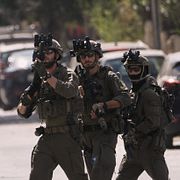 Israeliska soldater på en väg i närheten av Nablus på Västbanken.