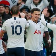 Tottenham firar 2–1-målet.