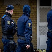 Polisen vid minnesplatsen för 15-åringen som mördades i Malmö.