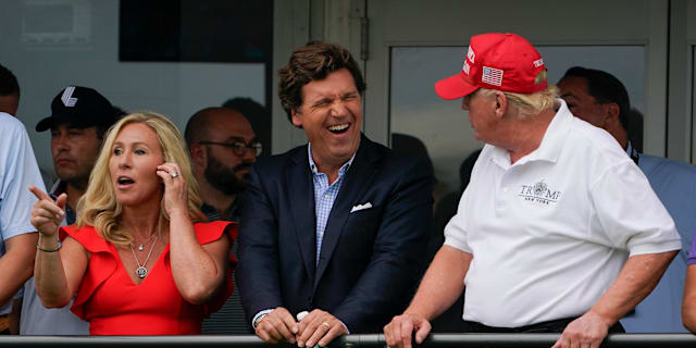 Marjorie Taylor Greene, Tucker Carlson och Donald Trump. Seth Wenig / AP