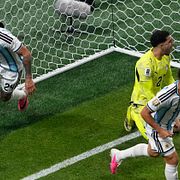 Enzo Fernandez hämtar bollen efter 1–2-målet.
