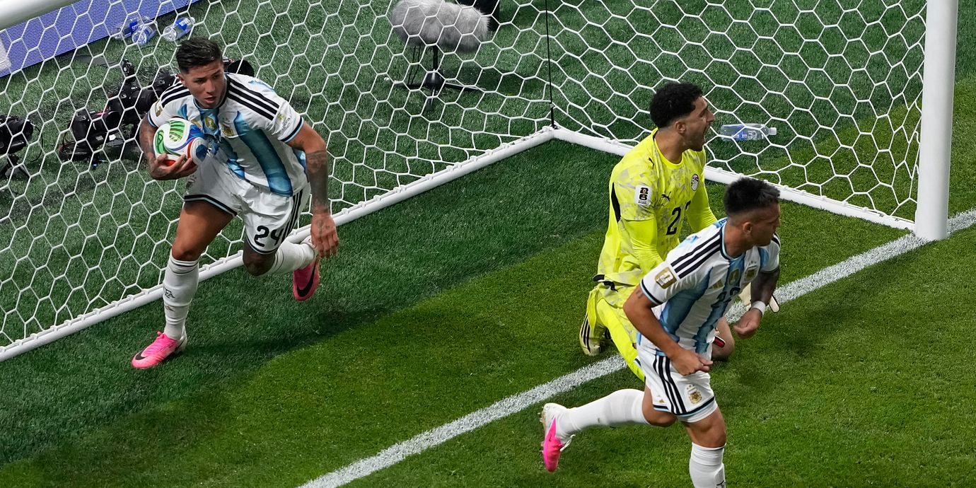 Enzo Fernandez hämtar bollen efter 1–2-målet.