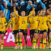 Svenska landslaget firar segern mot Argentina på torsdagen. 