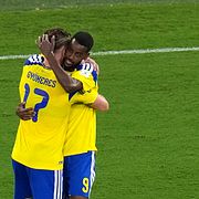 Alexander Isak och Viktor Gyökeres kramas på planen.